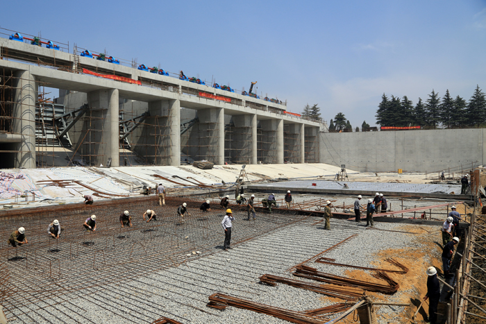 工人們加緊綁扎最后兩塊消力池底板鋼筋，預(yù)計(jì)今明兩天澆筑完成