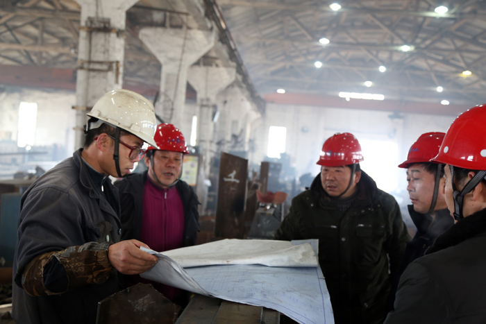 在車間一起研究泗陽閘閘門制作方案