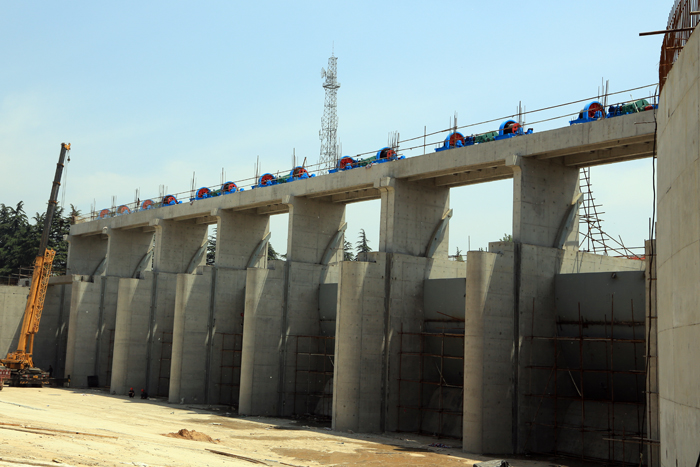 泗陽閘如期實現閘門和啟閉機安裝,進入調試階段